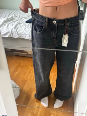 Baggy jeans  - Baggy jeans från Urban Outfitters. Helt oanvända med prislappen kvar. Nypris 600kr. För referens så har jag vanligtvis 24/25 i midjan och dessa är 28