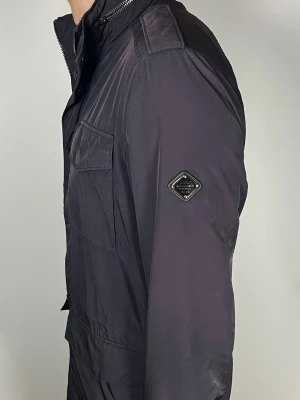 J.Lindeberg field jacket - 👕 Plagg: field jacket                                                                 📏 Storlek: M                                                                🏷️ Märke/Modell: J.Lindeberg                                           ✨ Skick: Fint skick, lite solblekt i nacken                                                      💬 Vid frågor är det bara att skriva!                                                                                          🛍️ Gramenti