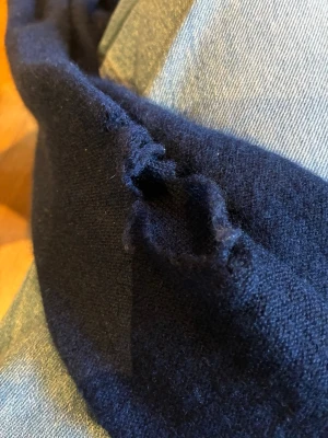 100% Kasmhir hoodie från byus - Hoodie har en tydlig defekt på armen. Men annars en sjukt snygg hoodie. 