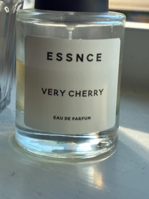 very cherry essnce parfym  - Halva flaskan kvar av parfymen bra om man vill testa den eller så 