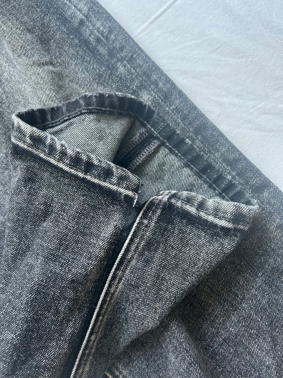 Svarta raka jeans med tvättad look - 3