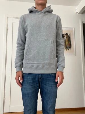 C.P company hoodie S - Grå C.P company hoodie köpt från NK, jag är 177 sitter perfekt. Mycket fint skick. Hör av er vid frågor.
