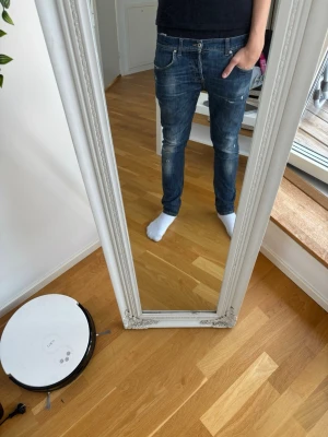Dondup jeans - Säljer ett par blå dondup jeans med goa slitningar och bra skick
