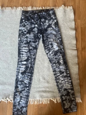 Saints & mortals jeans  - Saint & mortals jeans snygga med snygg färg 