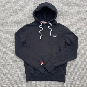 Vintage superdry hoodie - Säljer nu denna sjukt snygga vintage superdry hoodie!👏 Skick: 8/10🌟 Storlek: S🙌 Hör gärna av er vid frågor eller funderingar!🤗