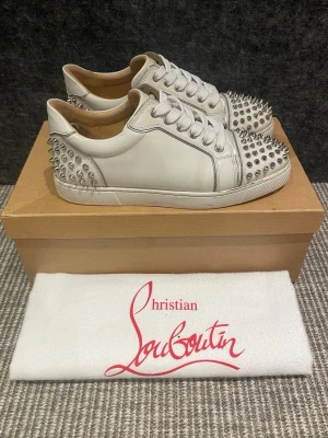 Christian Louboutin skor - Hej, säljer nu dessa svin snygga Christian Louboutin skor. Skorna är i grymt skick!  Begränsat antal boxar och dustbag. Hör av dig vid frågor.