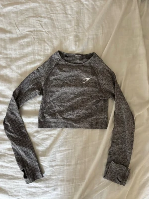 Topp Gymshark - Fin träningstopp från Gymshark som är lite croppad. Finns matchande träningsthights till om man vill köpa de som ett set. Båda är i storlek XS. Toppen 250kr byxorna 300kr (köp bägge för 500kr) Nypris köpta för 550kr st. 
