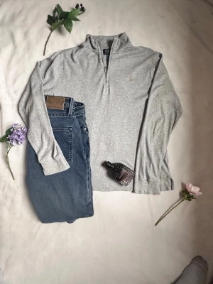 Grå Ralph Lauren tröja - Jag köpte nyligen den här dragkedjan med kvarts dragkedja❤️, men den var inte riktigt min stil – den är praktiskt taget ny och har inga märken eller fläckar👌 Den passar bäst S-M