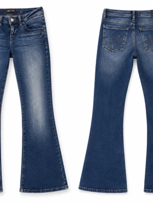 Blå bootcut jeans med slitningar - Snygga blå bootcut jeans med lätt slitna detaljer och klassisk femficksdesign. Jeansen har en något utsvängd passform nedtill och subtila kontrastsömmar. Perfekta för en avslappnad och trendig look.