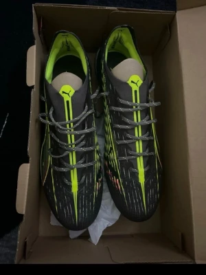 Puma ultra ultimate elite - Säljer ett par Puma skor då dom e för stora på mig dom är i storlek 45 