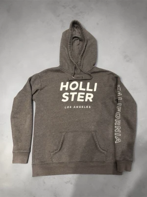 Hollister vintage 2000s hoodie (Limited edition) - Säljer nu denna sjukt snygga Vintage 2000s Hollister hoodie! Passar till allt och har en perfekt passform. Säljs ej längre i butik och är därav mycket eftertraktad😊 passar S perfekt ! Skriv vid funderingar 🤝