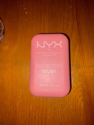Blush ifrån nyx  - Använd fåtal gånger färg 02
