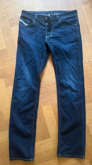 Diesel Industry mörkblå straight  - Snygga mörkblå jeans med straight passform och femficksdesign. Jeansen har kontrastsömmar och Materialet är denim. Köpte dessa nya men har aldrig använt dom. W33 L34