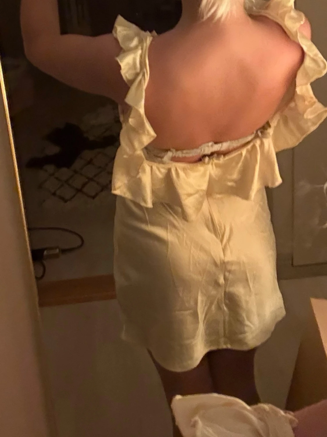 Ljusgul kort klänning med volang - 2