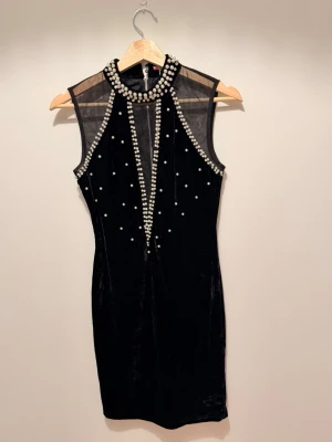 Svart elegant klänning med pärlor / S - Jättefin svart klänning med fina pärldetaljer. ✨ Helt ny och aldrig använd, med prislappen kvar. Köpt i USA. 🖤