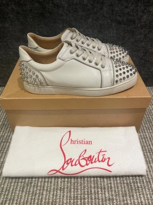 Christian Louboutin skor  - Hej, säljer nu dessa svin snygga Christian Louboutin skor. Skorna är i grymt skick!  Begränsat antal boxar och dustbag. Hör av dig vid frågor.