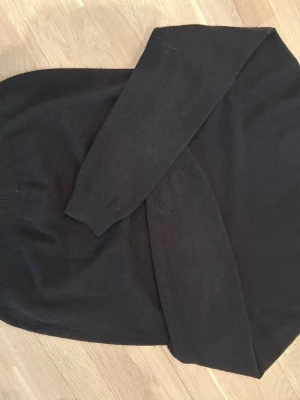 Mörkbrun stickad tröja i ullmix - En enkel och stilren stickad tröja med långa ärmar. Tillverkad i en mjuk ullblandning med 49% ull, 30% viskos, 16% nylon och 5% kashmir. Perfekt basplagg för kyligare dagar. Använd fåtal gånger och är i väldigt fint skick. Storleken är L men passar även medium. Personen på bilden är 186cm lång. 