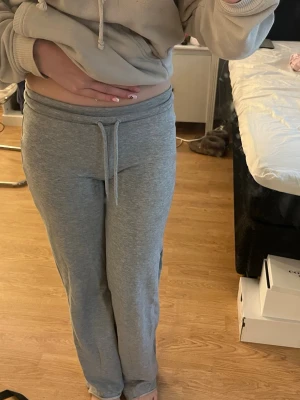 Gråa byxor från H&M - Dom är i bra skick och är skit snygga, dom är lite tightare i midjan och sen pösiga vid benen som gör att dom sitter skönt på kroppen , säljer för att jag inte använder längre 