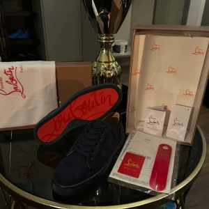 Helt nya oanvända sneakers från Louboutin - Helt oanvända Loubs som min pappa beställde åt mig för att jag skulle ha dom på balen men dom kom försenat så de är aldrig använda och används bara på mitt rum som inredning så jag känner inget behov av att behålla dom. De finns allt du kan tänka dig skohorn, mocka skopåse, kvitto och Louboutin kort som man får med vid köp. Priset kan diskuteras!!!