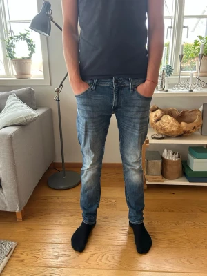 Jack&Jones jeans - Blå Jack&Jones jeans i bra skick en liten färg klick på ena låret men inget som märks, slim fit
