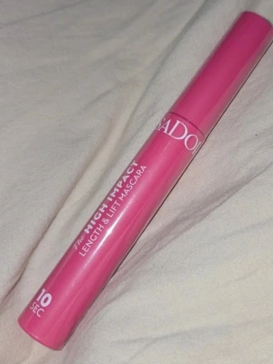 Mascara svart - Säljer en rosa mascara från IsaDora, The High Impact Length & Lift Mascara. 