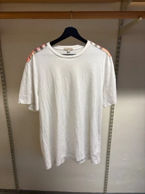 Burberry T-shirt - Hej! Säljer nu min T-shirt från märket Burberry, storlek XL, bra skick ( se bild 2 ), hör av dig om du har frågor eller funderingar kring kavajen :) 