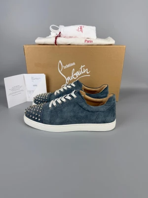 Christian Louboutin Spikes Sneaker Blue | 40.5 - Nästan nyskick, blå sneakers från Christian Louboutin med box, dustbag, nya snören och kvitto.