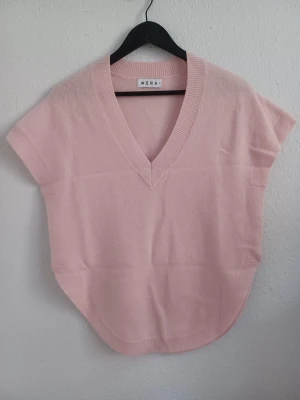 Wera light pink knitting slipover  - Elegant light pink knitted slipover made from 100% wool. Soft and comfortable design, perfect for layering or wearing on its own.  Size: XS / 34 Condition: Very good Colour: Light pink Material: 100% wool  Perfect for everyday outfits, work, casual days or layering.