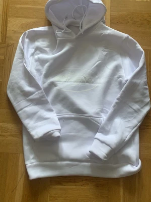 Vit hoodie med huva och magficka - Säljer nu min corteiz hoodie för ett 10/10 pris så jag kommer inte acceptera några prisförslag 