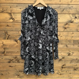 Diane von Frustenberg Volangklänning (S) - Mycket gott begagnat skick! Nypris: ca 7 300 kr.              1554