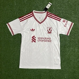 Liverpool 26/27 Tröja - Hej, säljer denna snygga tröjan för ett riktigt bra pris. Skriv till om ni är intresserade eller har anadra funderingar kring tröjan!