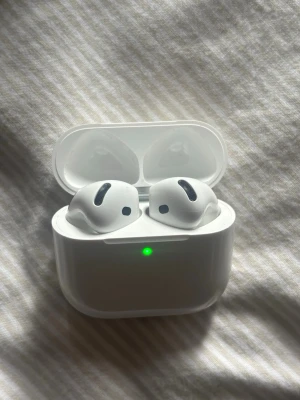 AirPods 4 med brusreducering  - AirPods 4 med ANC 🎧 Använda fåtal gånger och i fint skick. Säljer då de är lite för små för mina öron.   