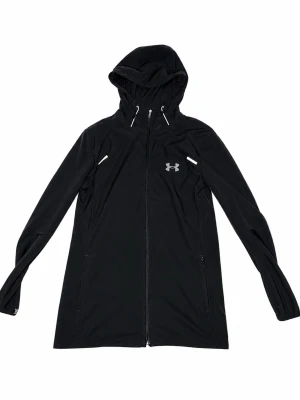 Svart vindjacka från Under Armour - Svart vindjacka med huva från Under Armour. Jackan har hel dragkedja, två sidofickor med dragkedja och reflekterande detaljer. Liten logga framtill och stor logotyp på ryggen. Lätt och sportig design i syntetmaterial.