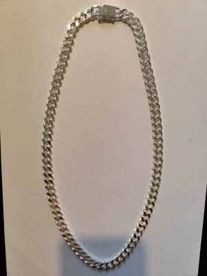 PANSAR MASSIV SILVERKEDJA I 925 STERLING SILVER 60 CM LÅNG - 10 MM BREDD - Säljer lite gott & blandat från min smyckessamling från årens lopp:-)  - Vacker tidlös manlig kedja / länk. Som kan ges bort som en omtänksam gåva eller present, födelsedagspresent, dop eller till någon du älskar eller håller kär i livet.   Eller unna dig själv bara dig SJÄLV, till ett fint tidlöst smycke:-D  MER INFO:   PANSAR SILVERKEDJA / HALSBAND MASSIVT.  Sterling silver 925.   Längd inklusive kistlås: ca 60 cm.   Bred: ca 10 mm.   Vikt: ca 85 gram. 