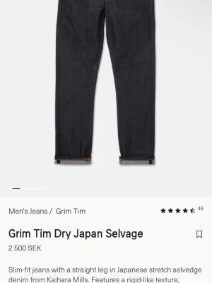 Grim Tim Dry Japan Selvedge jeans - Mörkblå slim-fit jeans med rak passform och orange sömmar. Tillverkade i japansk stretch selvedge-denim från Kaihara Mills. Klassisk femficksmodell med rå, styv känsla och vikta benslut. Jeansen är i storleken 30/32. Det är bara och komma med frågor om ni har det!