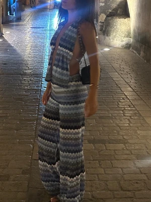 Missoni liknande set  - Byxor och topp med helt öppen rygg, endast ett snöre baktill. Byxor med insydda shorts. Använda en gång.