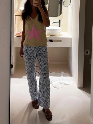 Topp med stjärna - Stickad topp, Glitter/guld färgad med rosa stjärna. Loose fit