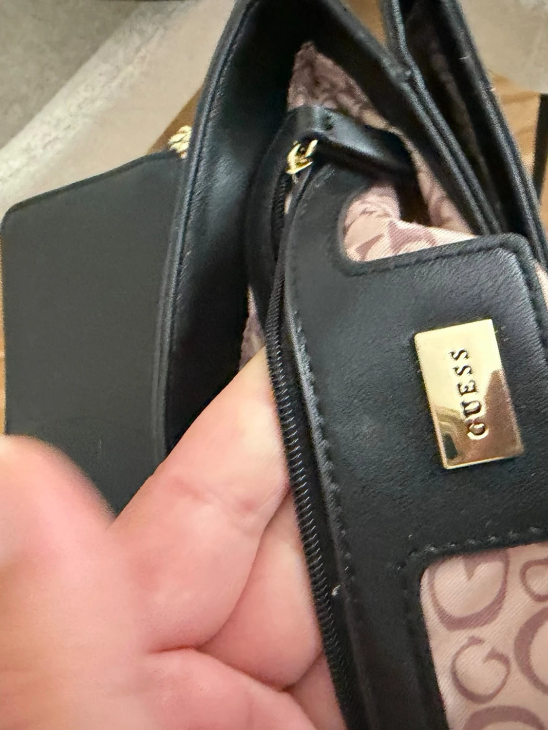 Svart handväska från Guess - 1