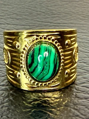 Justerbar Guldfärgad Statementring Med Grön Malakitlook Cabochon – Boho Vintage Y2K - Justerbar statementring i guldfärgad metall med oval cabochon i grön malakitlook. Vet ej om den är äkta. Den breda designen med dekorativa detaljer ger ringen ett uttrycksfullt boho-, vintage- och Y2K-inspirerat utseende. Justerbar storlek gör att den passar de flesta. Ny och oanvänd. Jag prutar inte, men erbjuder bra bundlerabatt om du köper flera saker.  