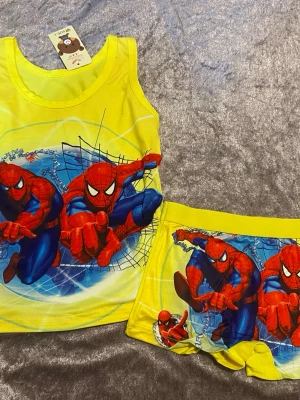 Superhjälte-set med linne och kalsonger - Två coola underklädesset med linne och kalsonger, ett med Spiderman-tryck i gult och ett med Superman-tryck i ljusblått. Båda seten har färgstarka motiv och är tillverkade i mjukt, stretchigt material som passar perfekt för vardagens äventyr. 2-3 år . 139kr/st 