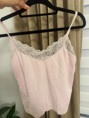 Ljusrosa ribbad linnetopp med spets från Gina tricot - Storlek S från Gina trixot jättefint skick💖