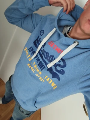 Superdry hoddie  - Fin ljusblå superdry hoddie i väldigt bra skick modellen på bilden är 177 cm och den passar om något lite stor 