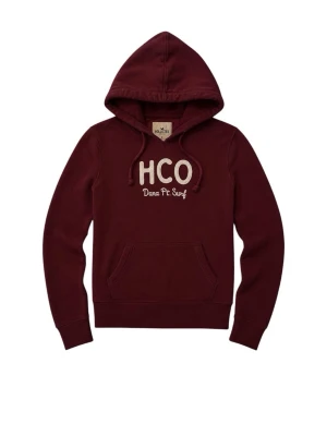 Vinröd hoodie med HCO-brodyr - Snygg vinröd hoodie med stor broderad HCO-logga och texten 'Dana Pt. Surf' på bröstet. Klassisk känguruficka framtill och justerbar huva med dragsko. Mjuk bomullsmix som känns skön mot huden. Perfekt för chill dagar eller när du vill ha en avslappnad stil.