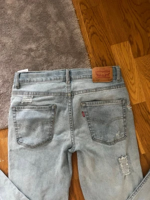 Levis straight leg jeans - Säljer nu mina favorit jeans ifrån levis. Ljusblå färg med slitningar och raka ben💙Innerbenslängd 81 cm, midjemått 78 cm