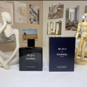 Bleu de Chanel Eau de Parfum - Bleu de Chanel Eau de Parfum är en elegant herrparfym i en stilren, mörkblå glasflaska med svart lock. Flaskan har en fyrkantig form och tydlig vit text på framsidan. Doften är maskulin och modern, perfekt för dig som gillar exklusiva parfymer.