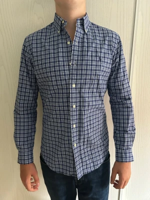 Ralph Lauren Skjorta Rutig - POLO RALPH LAUREN SKJORTA RUTIG Storlek : S Användning : Skjortan är i ett väldigt fint skick utan defekter  Nypris : 1800 Modellen på bilden: 184 CM 77 KG Skickas inom 24h😁