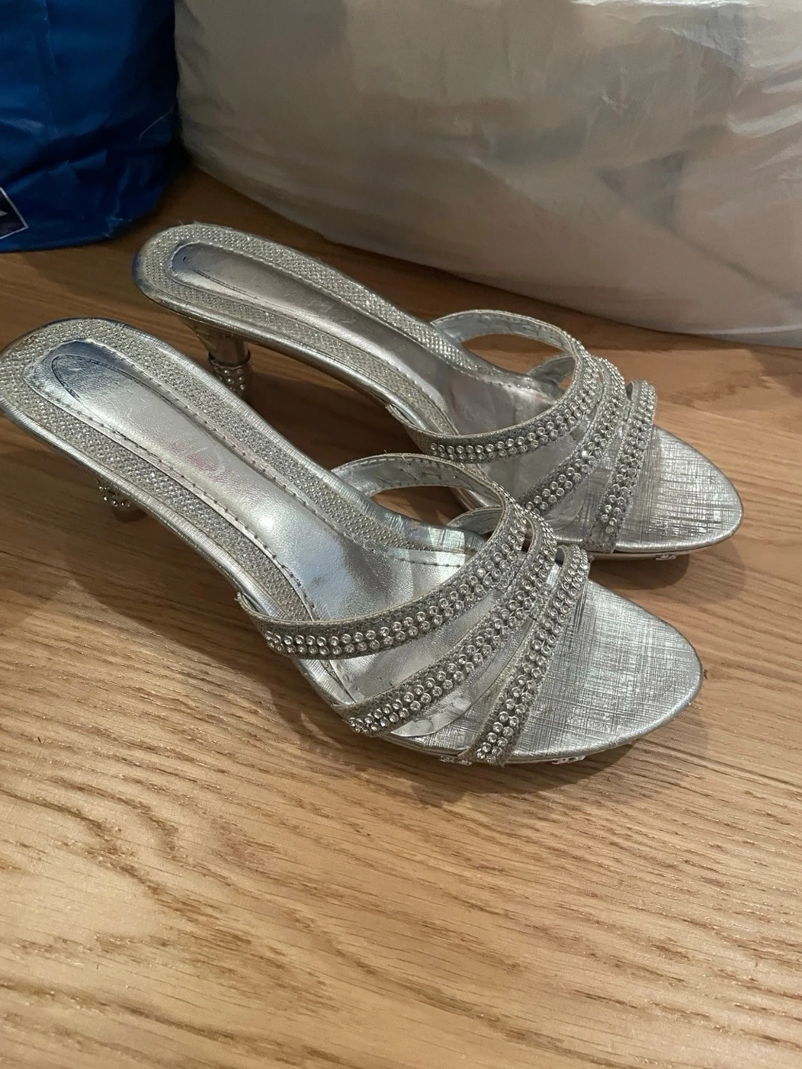 Silvriga kitten heels med strassdetaljer