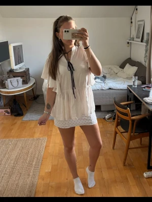Vit volangblus från Ellos - Såå fin blus, säljer då den tyvärr är lite stor för mig. Det står storlek 38/40 på lappen. kolla gärna in min profil för bundle-rabatter!💞💞