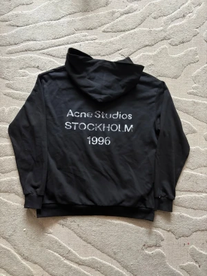 Svart hoodie Acne Studios  - Svart acne studios hoodie i storlek M. Mycket fint skick. 