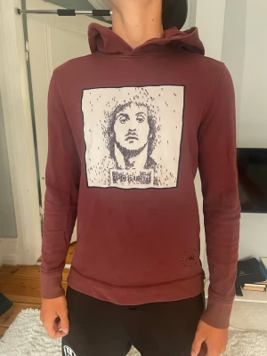 Vinröd hoodie med tryck - Säljer en vinröd hoodie med tryck på framsidan. Väldigt skönt och stiligt plagg till hösten                                                                             Pris kan diskuteras🤗